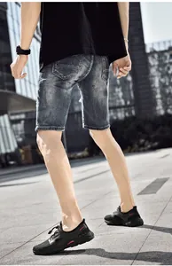 Lage mesh sportschoenen voor heren in een casual outdoor streetstyle setting.