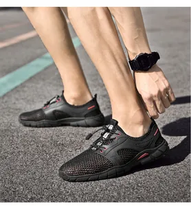 Gedetailleerd overzicht van ademende zwarte mesh hardloopschoenen voor heren nu.