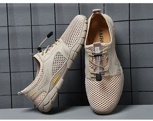 Detailopname van beige ademende mesh hardloopschoenen voor heren met snelsluiting.
