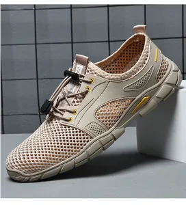 Gedetailleerd zijaanzicht van beige ademende mesh herensneakers met een snelvetersysteem