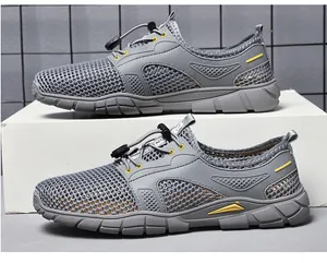 Zijaanzicht van grijze ademende mesh sportschoenen voor heren met een snelvetersluiting