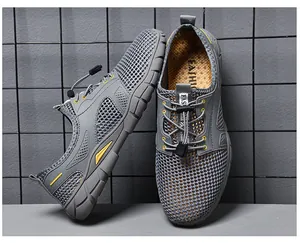Detailopname van grijze ademende mesh heren hardloopschoenen met snelsluiting veters.