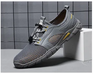 Detail van grijze ademende mesh sneaker met gele accenten en snelsluitend vetersysteem.