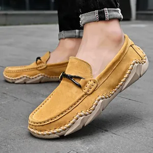 Gelbe Wildleder Herren Slipper mit dekorativer schwarzer Schnalle und Kontrastnähten