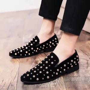 Stijlvolle zwarte fluwelen herenloafers met gouden strass-steentjes en studs deco