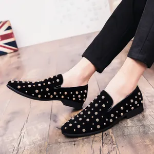 Stijlvolle zwarte heren loafers met spitse neus, gouden studs en strass details