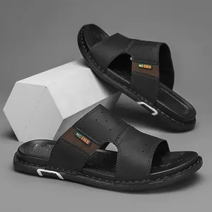 Vue détaillée de sandales de plage noires pour hommes en cuir perforé et respirant