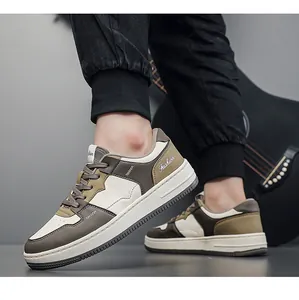 Gedetailleerd zijaanzicht van stijlvolle kleurblok vetersneakers met gitaarattribuut