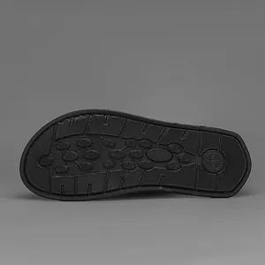 Détail d'une semelle en caoutchouc noir antidérapante pour sandales homme.