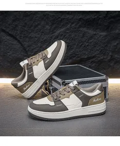 Detailweergave van stijlvolle heren lage casual sneakers van PU-leer in aardse tinten