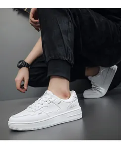 Gedetailleerd zijaanzicht van witte lage casual sneakers met Fashion-borduurwerk aan de zijkant