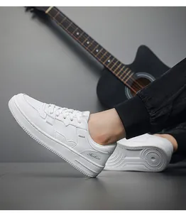 Close-up van stijlvolle witte low-top sneakers voor jongeren met leren bovenwerk en veters