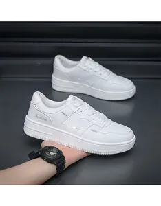 Stijlvolle witte lage platform sneakers met een lederen afwerking en borduurwerk