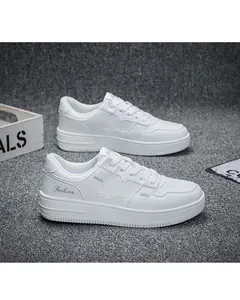 Gedetailleerde weergave van de witte leren lage sneakers met veters en platte zool