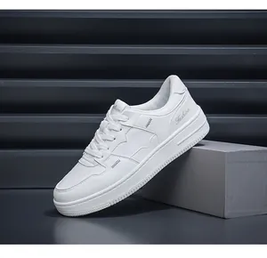 Gedetailleerd beeld van witte lederen lage sneaker met Fashion borduursel en stiksels.