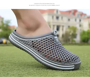 Vue latérale de sabots décontractés gris perforés avec rayure blanche extérieure