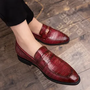 Elegante burgunderrote Herren-Loafer aus Leder mit Krokodilmuster im Vintage-Stil