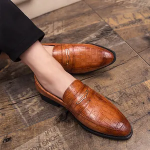 Klassische braune Herren-Leder-Loafer mit Krokoprägung für formelle Business-Anlässe