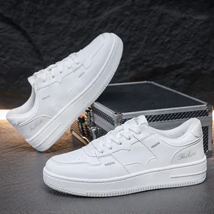 Casual witte leren lage sneakers met trendy vetersluiting design
