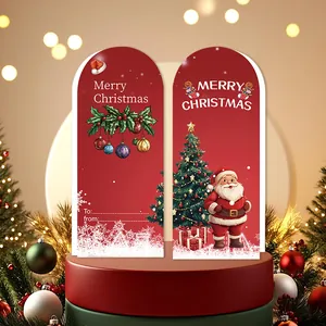Vista detallada de tarjetas de felicitación de Navidad rojas en arco con Papá Noel y coronas.