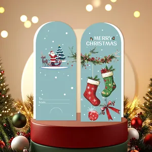 Detalle de tarjetas navideñas festivas con ilustraciones de Papá Noel y calcetines rojos.