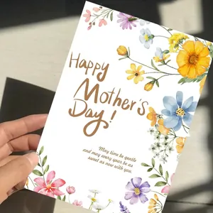 Gros plan d'une carte de fête des mères avec des fleurs peintes à l'aquarelle
