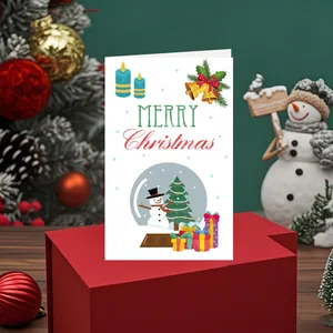 Vue détaillée de la jolie carte de Noël en dessin animé avec texte Merry Christmas