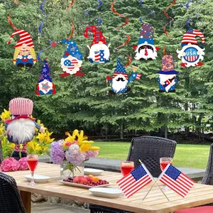 Hängende Wirbeldekorationen zum US-Unabhängigkeitstag mit patriotischen Gnomen