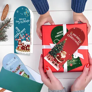 Vista detallada de varias tarjetas de Navidad con motivos de Papá Noel y árboles festivos.