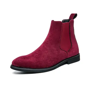Modische Herren-Chelsea-Boots aus weinrotem Wildleder mit elastischen Seiten und schwarzer Sohle.