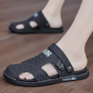 Atmungsaktive Herren-Sandalen mit geschlossener Zehenpartie und Lochmuster für den Strand