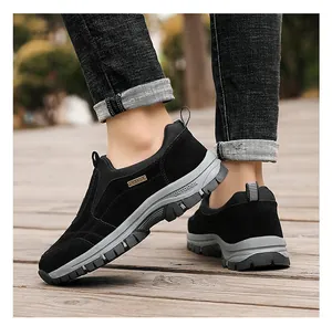 Detailansicht der schwarzen Outdoor-Wanderschuhe zum Hineinschlüpfen mit grauer Sohle