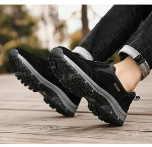 Nahaufnahme der Herren-Slipper-Wanderschuhe mit dicker, profilierter Outdoor-Sohle.