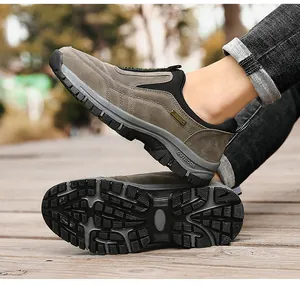 Detailansicht der braunen Herren-Wanderschuhe mit rutschfester Gummisohlenstruktur