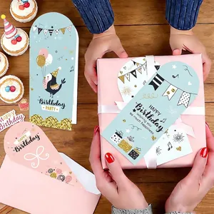 Detalle de set de tarjetas de cumpleaños creativas con sobres y caja de regalo