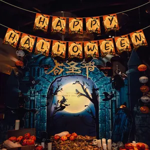 Banderole de fête d'Halloween en papier avec 'Happy Halloween' dans une scène effrayante