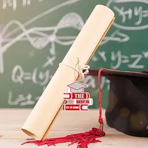 Decorazione da appendere per festa di laurea con cappello e libri per l'anno 2025