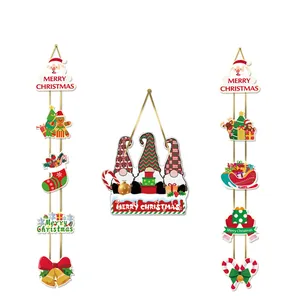 Vista detallada de un juego de tres adornos navideños para colgar con Papá Noel y gnomos