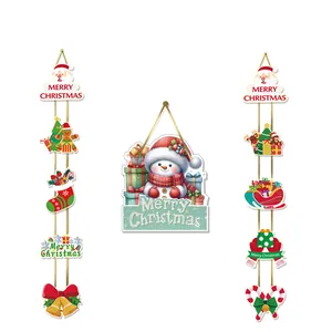 Vista detallada de adornos colgantes navideños para puertas con texto Merry Christmas