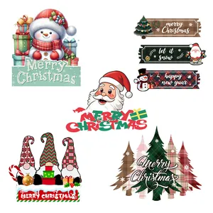 Conjunto de varias pegatinas navideñas festivas con Papá Noel y muñecos de nieve.