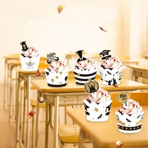Set de envoltorios y adornos para cupcakes de graduación en dorado y negro.
