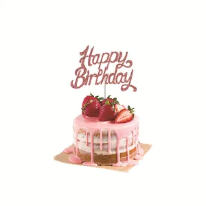 Detail van roze glitter Happy Birthday taarttopper op een aardbeientaart