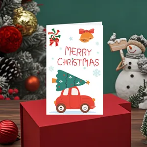 Mignonne carte de Noël avec une voiture rouge transportant un sapin sur boîte cadeau