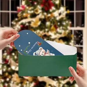 Detalle de una tarjeta de felicitación navideña con oso y sobre verde elegante