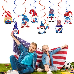 Kinder halten eine große US-Flagge unter patriotischen Gnom Spiral-Hängedekorationen