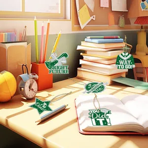Etichette decorative per festa di laurea 2025 in verde e bianco su una scrivania