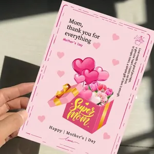 Détail d'une carte de fête des mères rose avec des motifs de cœur et de fleurs