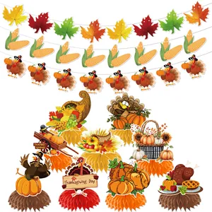 Umfangreiches Thanksgiving Party Deko Set mit Truthahn und Kürbis Motiven im Detail.