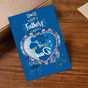 Detaillierte Makroansicht einer blauen Vatertagskarte mit Herz und Silhouetten-Design.