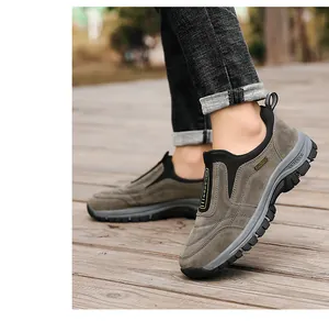 Detailansicht grauer Herren Outdoor-Wildlederschuhe zum Slipper-Wandern mit dicker Sohle